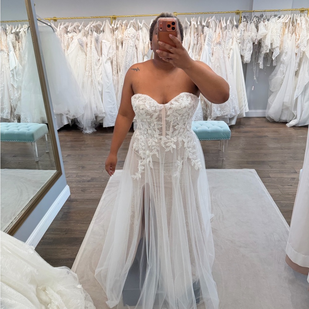 Elegant Strapless Lace Wedding Dress